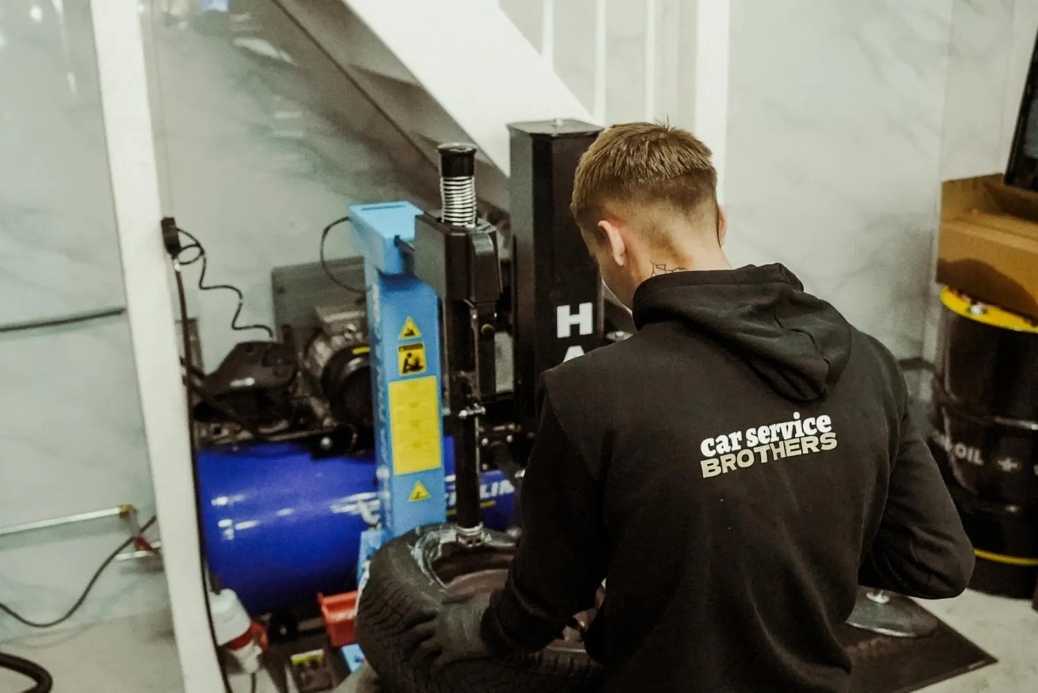 Bandenwisselmachine in de werkplaats
