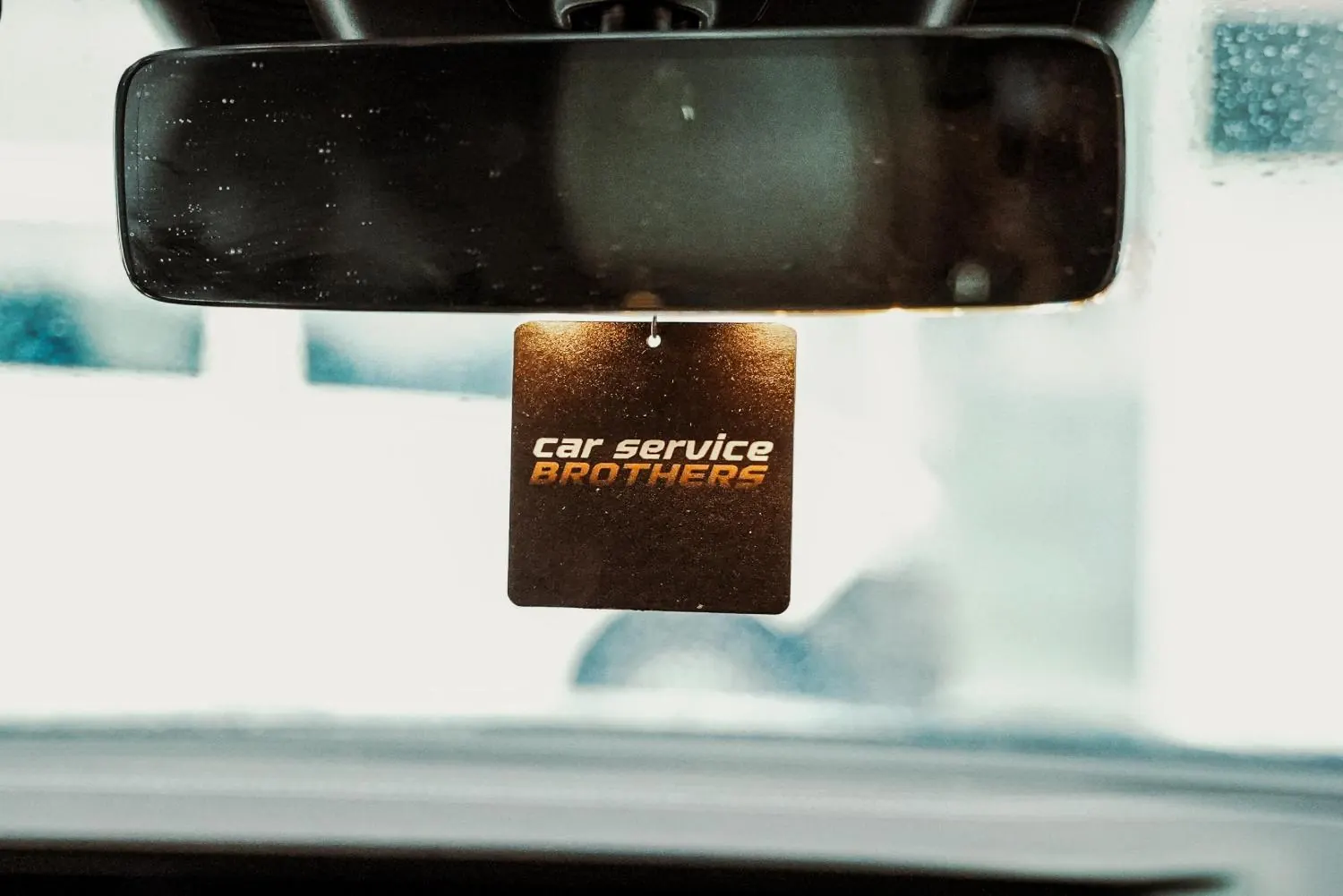Luchtverfrisser van CarService Brothers aan de binnenspiegel